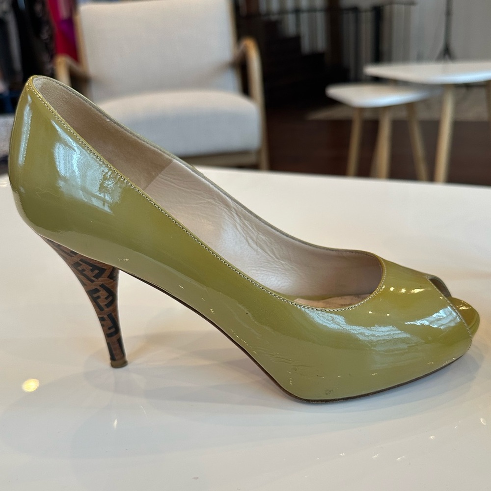 Authentic Fendi Logo  Peep Toe Pumps Size 38 Patent Leather Olive Green